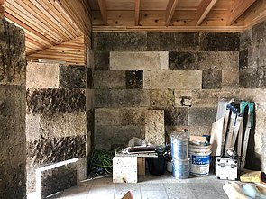 玄関の応接間の壁と床は、現地で採れる院内石で仕上げ。